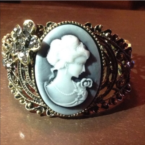 Jewelry - Cameo Bracelet